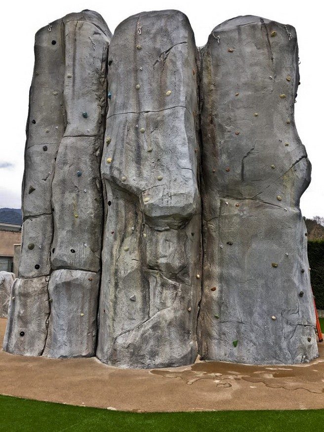 Three sculpted concrete monoliths, Besalú
