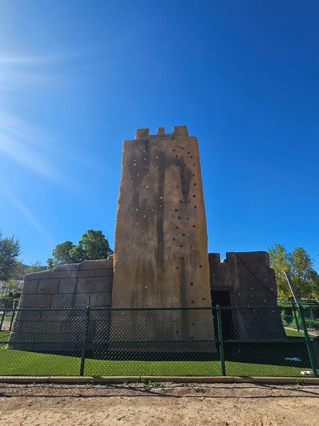 The fortified tower under the Aragon sky