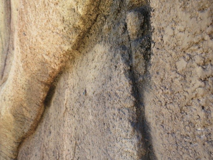 Veining imitating natural rock