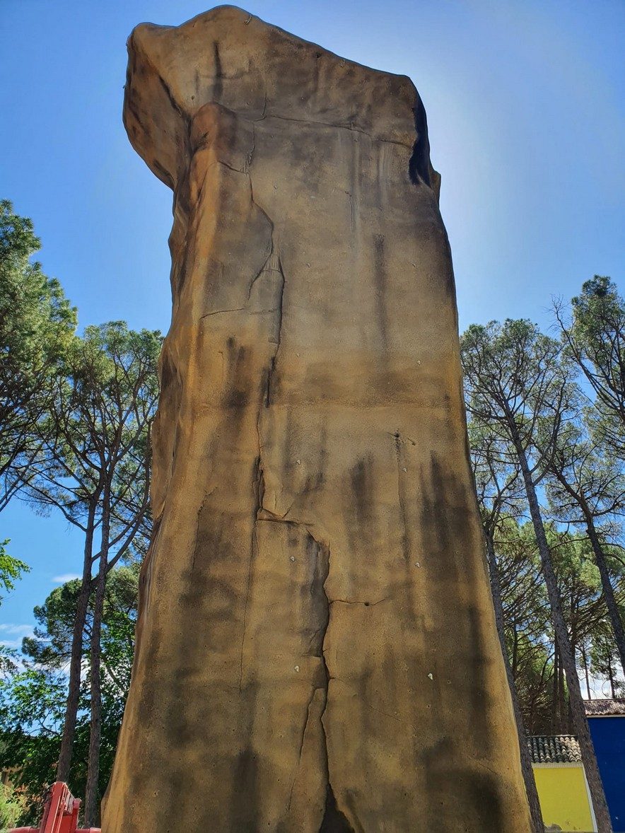 14 m monolith among pine trees, Fraga