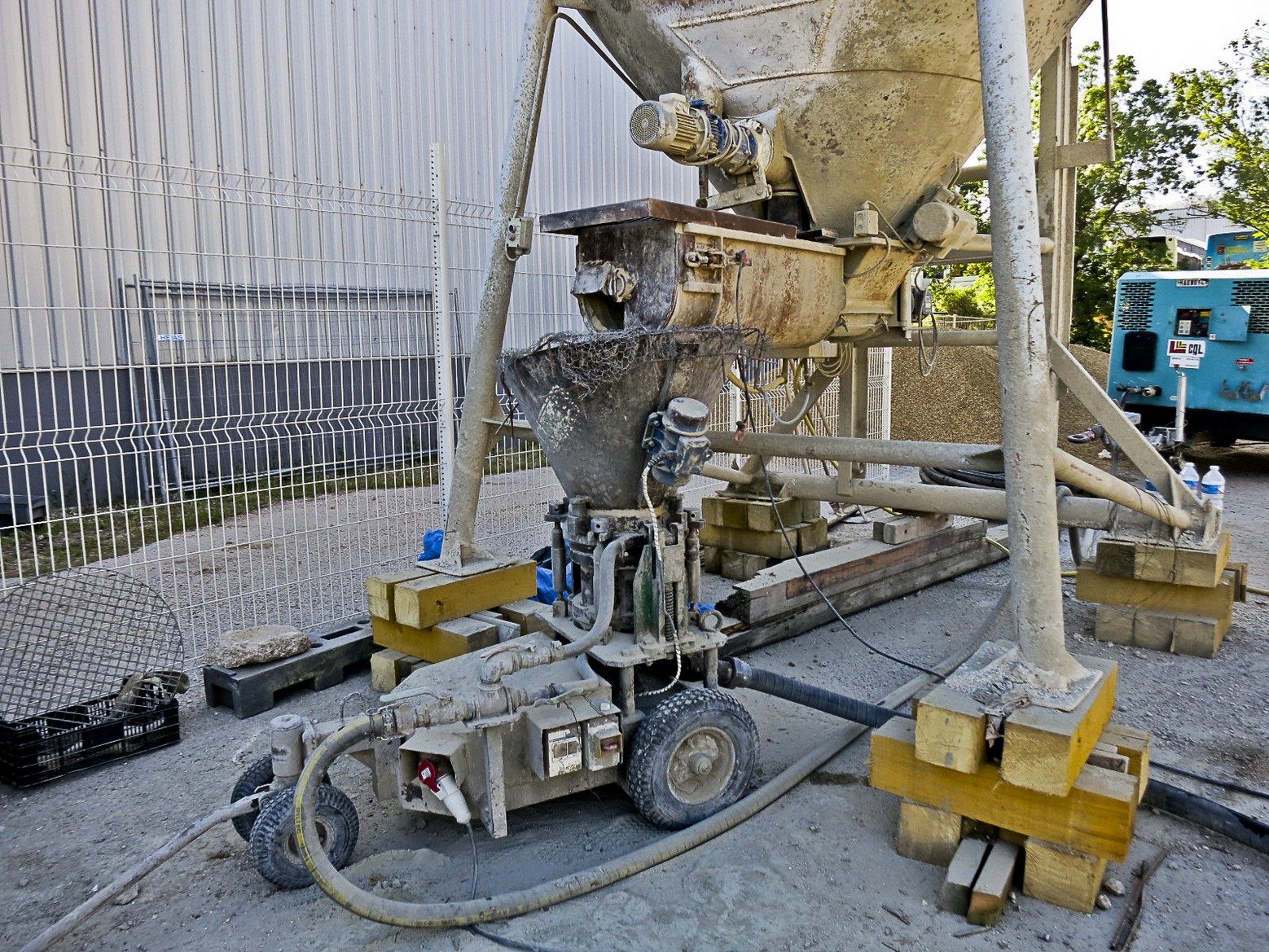 Concrete spraying machine: silo and gunite pump