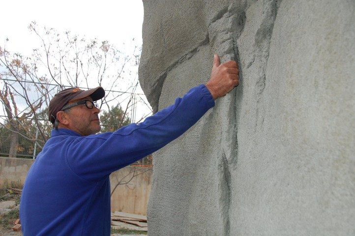 Sculpting the concrete by hand