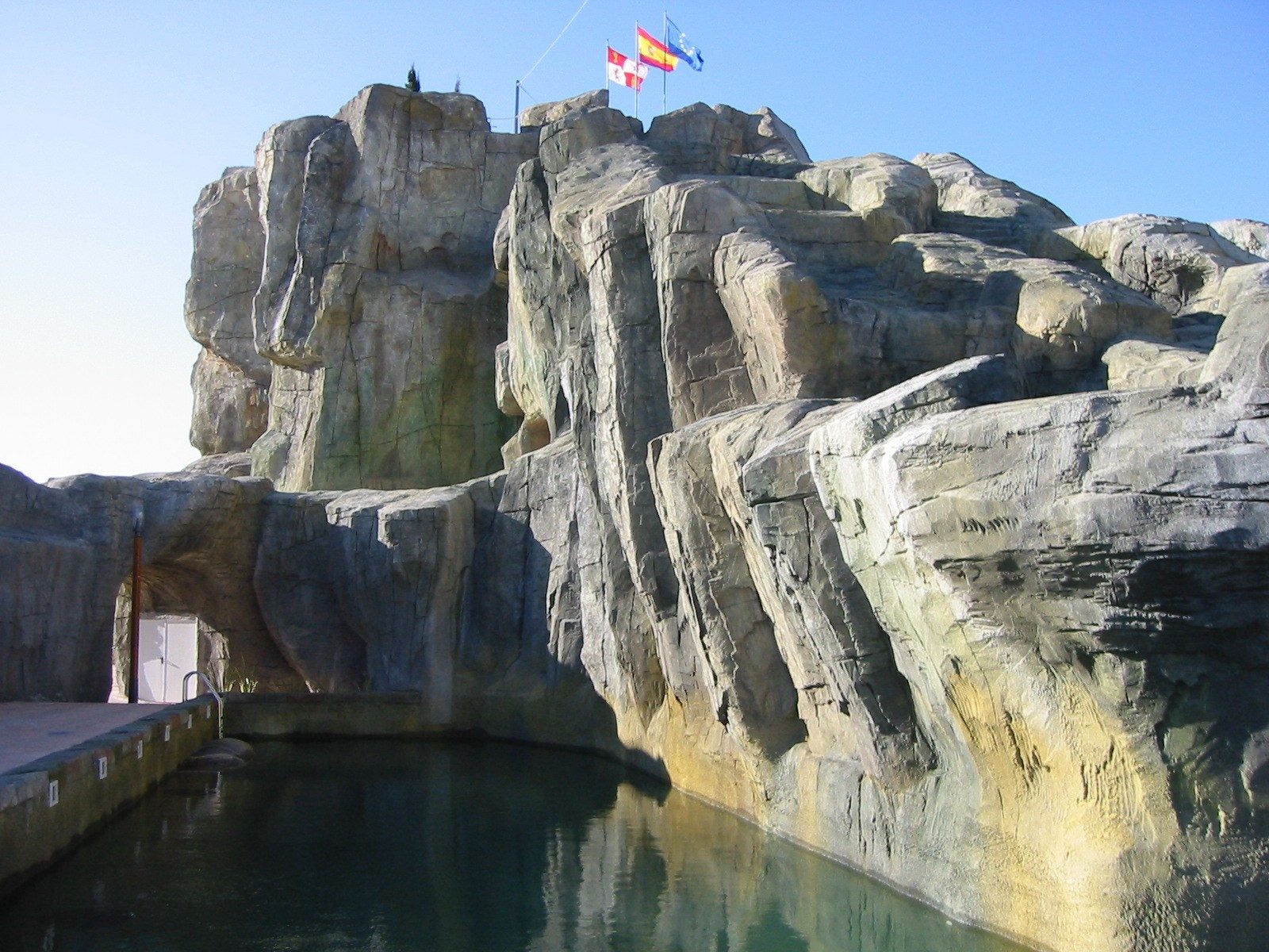 Artificial sprayed-concrete cliff by the water, Palencia